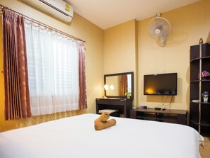 3 bedrooms, desk, iron/ironing board, free WiFi