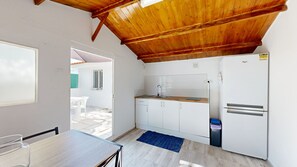 Kühlschrank, Mikrowelle, Wasserkocher mit Kaffee-/Teezubehör