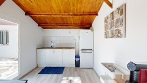 Refrigerador, microondas, cafetera y tetera y tetera eléctrica 