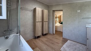 Sèche-cheveux, serviettes fournies