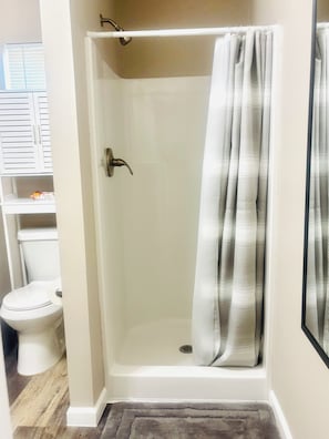 Dusche, Handtücher, Seife, Toilettenpapier