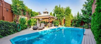 Serene Lake & Mountain View Retreat in Kettle Valley"