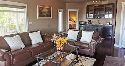Serene Lake & Mountain View Retreat in Kettle Valley"