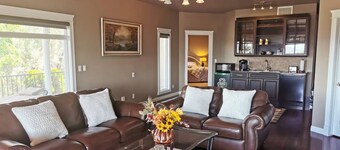 Serene Lake & Mountain View Retreat in Kettle Valley"