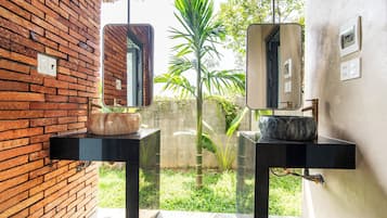 Dusj, hårføner, bidé og håndklær