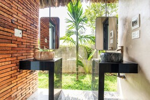 Dusj, hårføner, bidé og håndklær