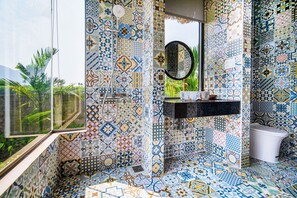 Shower, hair dryer, bidet, towels