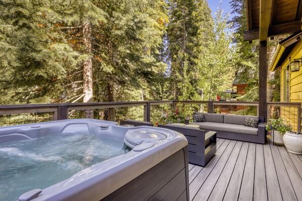Outdoor spa tub