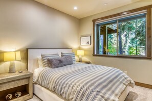 5 bedrooms, iron/ironing board, Internet, bed sheets