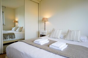 3 chambres, fer et planche à repasser, Wi-Fi, draps fournis