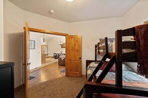 3 bedrooms, iron/ironing board, free WiFi, bed sheets