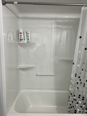 Een haardroger, handdoeken, zeep, toiletpapier