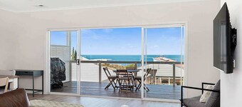 Rosetta Rise, Bright Roomy Home with Ocean Views