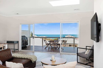 Rosetta Rise, Bright Roomy Home with Ocean Views