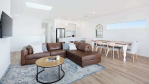 Unclassified image, 3 of 38, button - Rosetta Rise, Bright Roomy Home with Ocean Views (Hayborough)