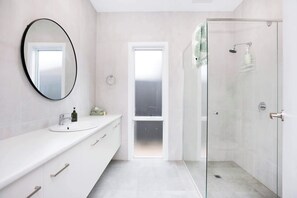 Shower, hair dryer, towels, shampoo - Rosetta Rise, Bright Roomy Home with Ocean Views (Hayborough)