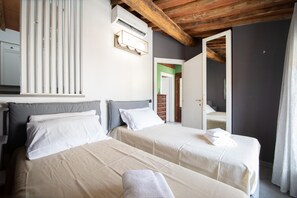 1 habitación, tabla de planchar con plancha y cuna de viaje 