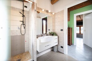 Dusche, Haartrockner, Bidet, Handtücher