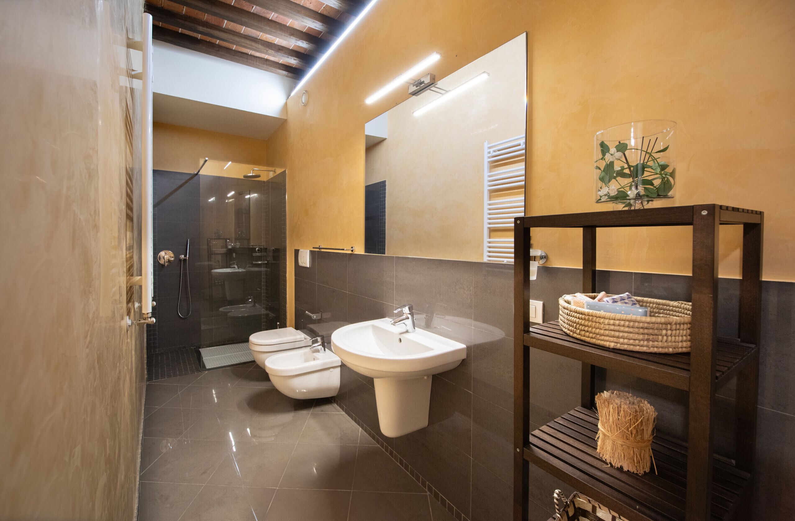 Douche, sèche-cheveux, bidet, serviettes fournies
