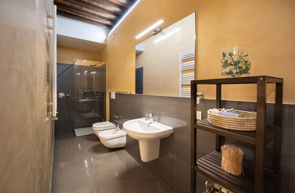 Douche, sèche-cheveux, bidet, serviettes fournies