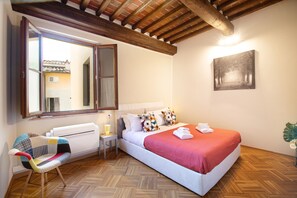 Iron/ironing board, travel crib, free WiFi, bed sheets - Dimora San Paolino in Center Town (Lucca)