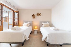 2 bedrooms, iron/ironing board, WiFi, bed sheets - Casa Villacana | Beachside Townhouse Pools Bbq (Playa del Sol Villacana)