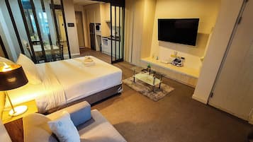 Escritorio, wifi gratis y ropa de cama