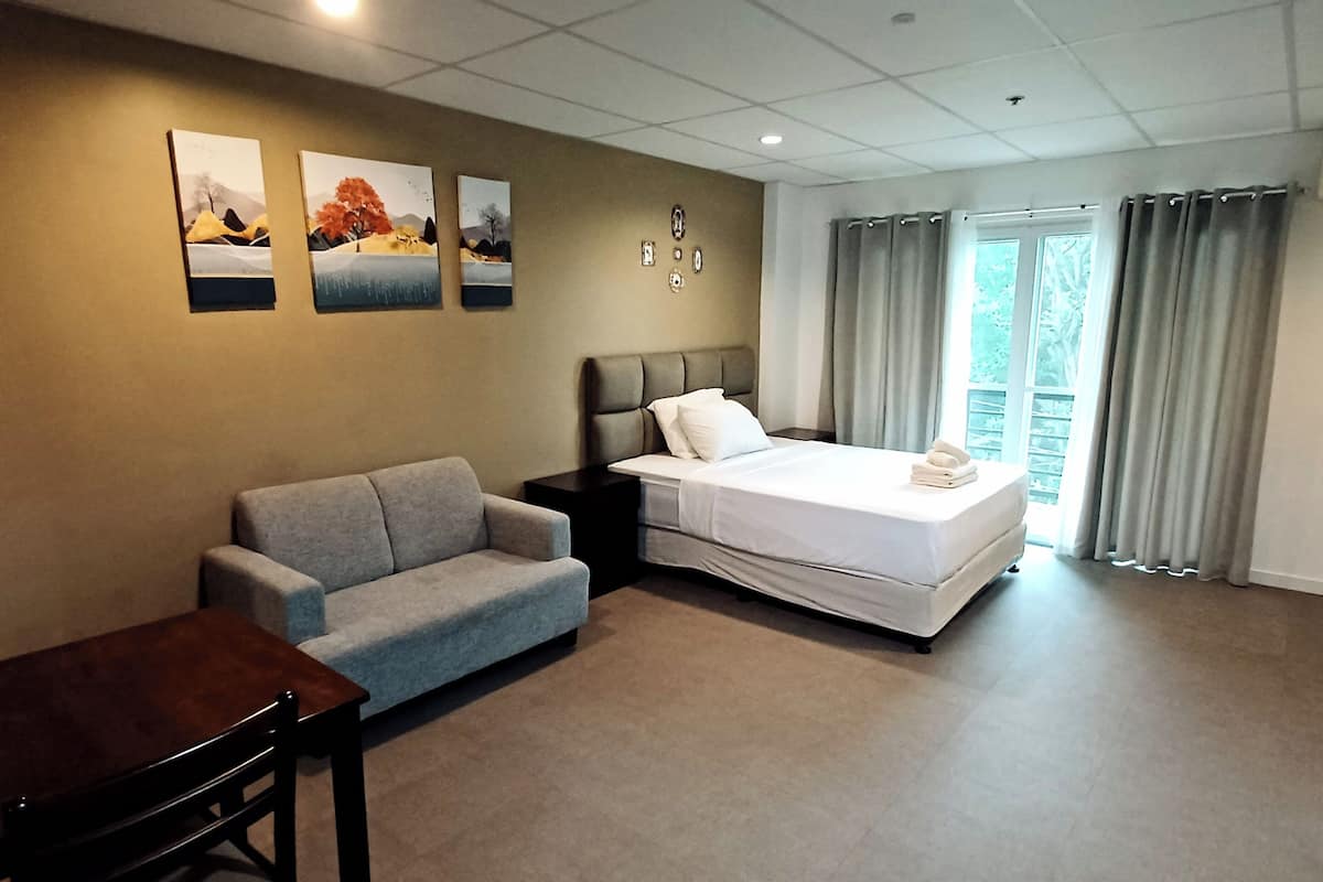 Deluxe Studio | Desk, free WiFi, bed sheets