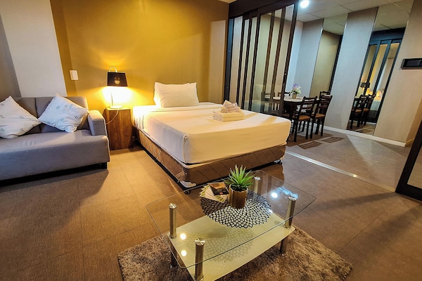 Suite | Desk, free WiFi, bed sheets