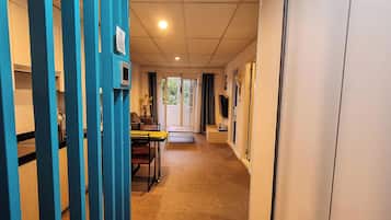 Two Bedroom | 書桌、免費無線上網、床單