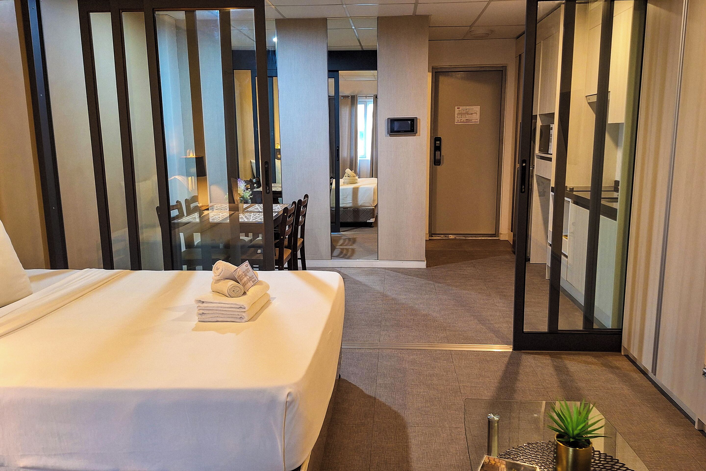 Suite | Desk, free WiFi, bed sheets