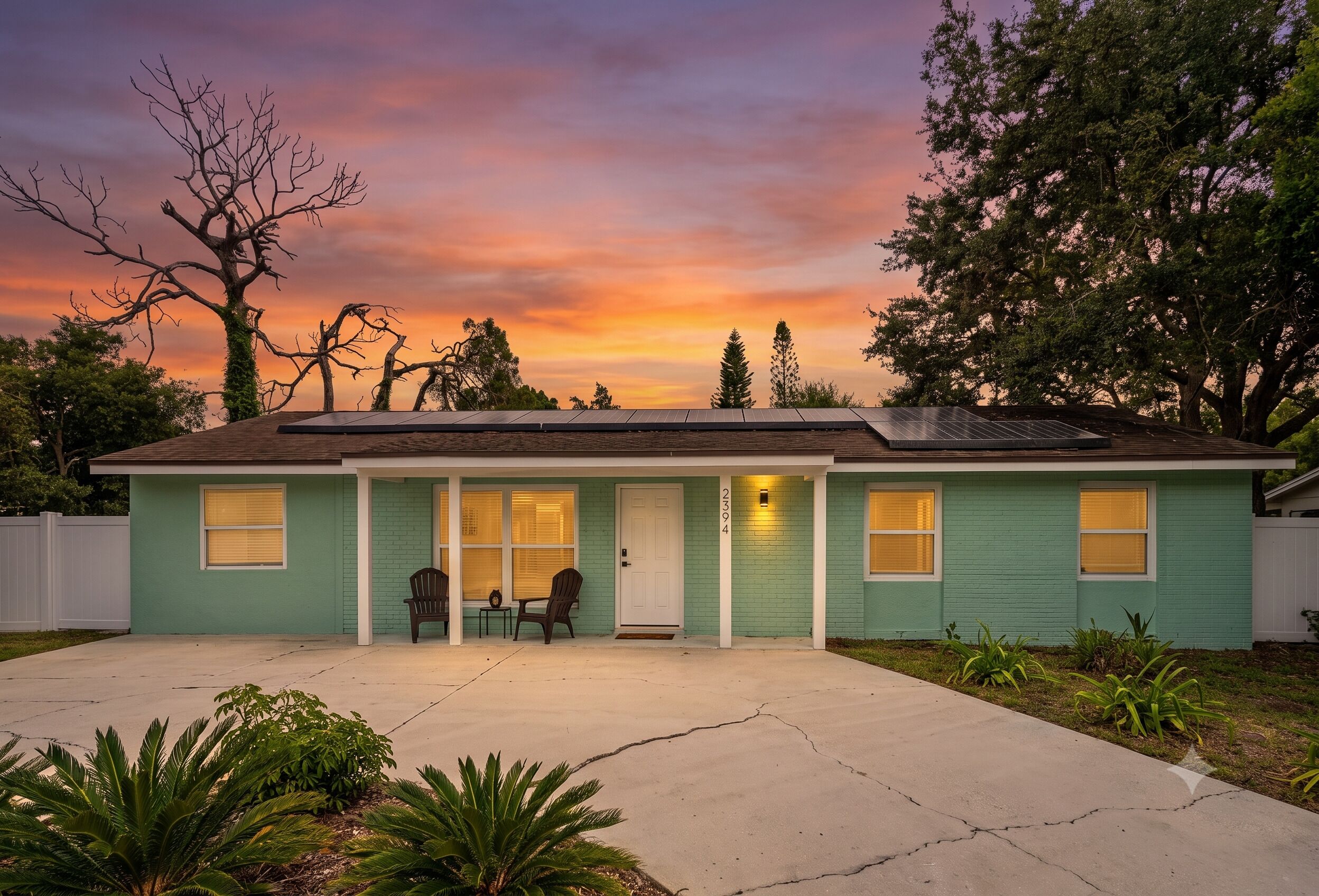 Eenlaags huis met een veranda, een brievenbus en het nummer 2394 op de deur.