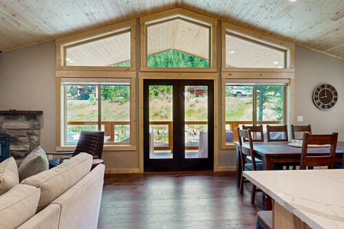 Cozy Mountain Getaway, New Build with Modern Comforts – Near Lake Cle Elum