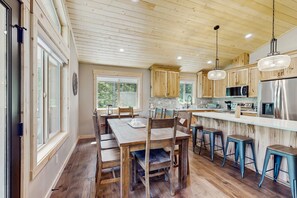 Dining - Cozy Mountain Getaway, New Build with Modern Comforts – Near Lake Cle Elum (Ronald)