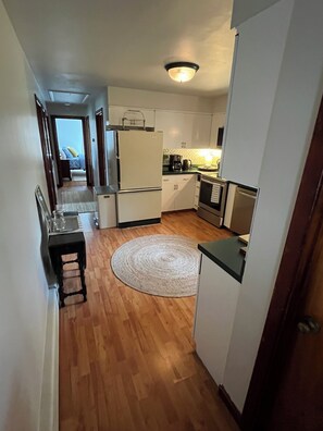 冷蔵庫、電子レンジ、オーブン、コンロ