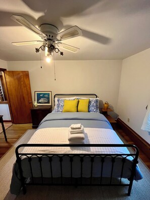 3 bedrooms, desk, iron/ironing board, free WiFi
