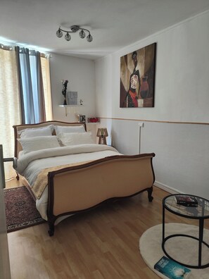 1 dormitorio, tabla de planchar con plancha, wifi y ropa de cama