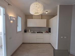 Geladeira, micro-ondas, cooktop