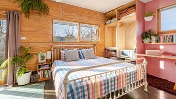 Iron/ironing board, WiFi, bed sheets