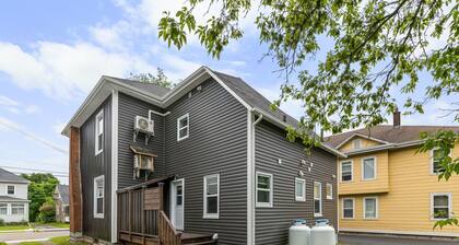 Clean & Modern 1BR | 4 Guests | Parking & Wi-Fi