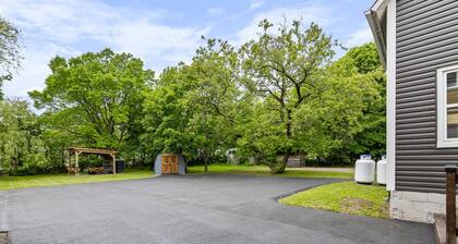 Clean & Modern 1BR | 4 Guests | Parking & Wi-Fi