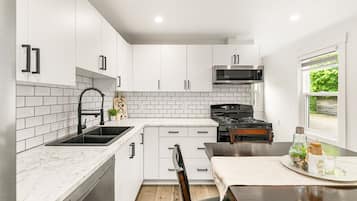 Frigorifero, microonde, forno, piano cottura