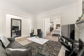 1 slaapkamer, een strijkplank/strijkijzer, gratis wifi, beddengoed