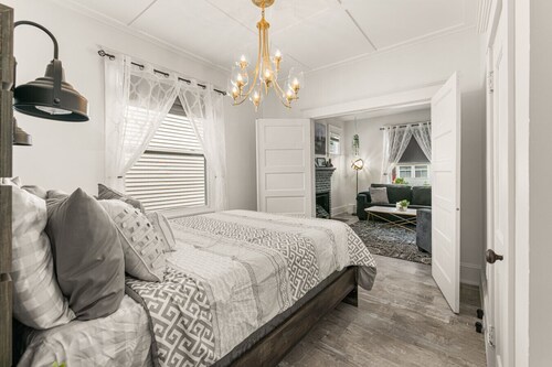 Clean & Modern 1BR | 4 Guests | Parking & Wi-Fi