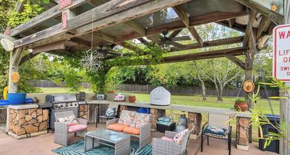 The Beach Comber - Private Room w/ Pool & Hot Tub, Beach Comber - Private Room w/ Pool & Hot Tub