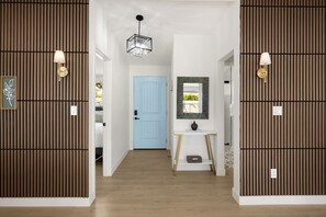 5 habitaciones, tabla de planchar con plancha y cuna de viaje 
