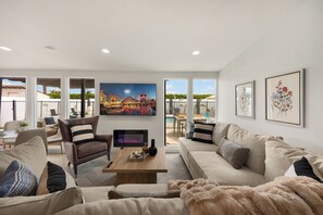 Smart TV, fireplace - Luxurious 5-Bedroom Villa with Pool near Disney - Beautiful Family Retreat (Anaheim)