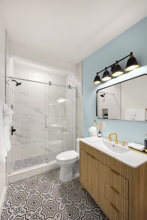 Shower, hair dryer, towels, soap - Luxurious 5-Bedroom Villa with Pool near Disney - Beautiful Family Retreat (Anaheim)