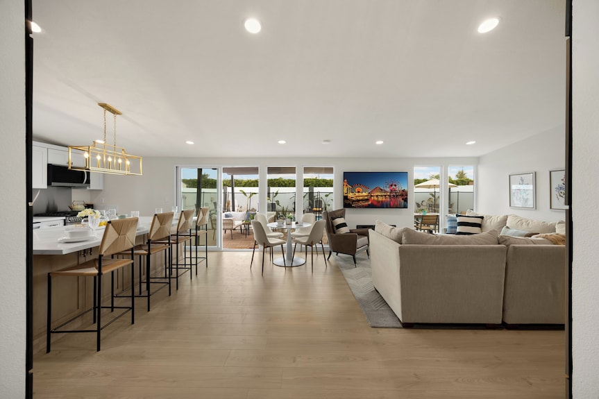 Luxurious 5-bedroom Villa With Pool Near Disney - Beautiful Family Retreat - 가든그로브