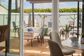 Outdoor dining - Luxurious 5-Bedroom Villa with Pool near Disney - Beautiful Family Retreat (Anaheim)